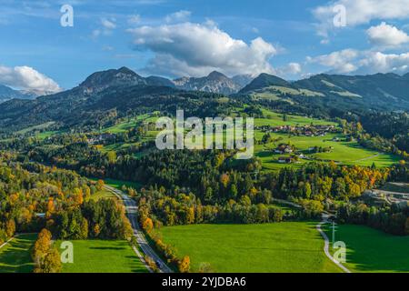 Herbstlicher Ausblick ins Ostrachtal bei Sonthofen im Oberallgäu Idyllischer Oktobernachmittag im Allgäu zwischen Sonthofen und *** herbstlicher Blick auf t Stockfoto