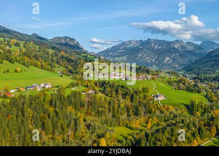 Herbstlicher Ausblick ins Ostrachtal bei Sonthofen im Oberallgäu Idyllischer Oktobernachmittag im Allgäu zwischen Sonthofen und *** herbstlicher Blick auf t Stockfoto