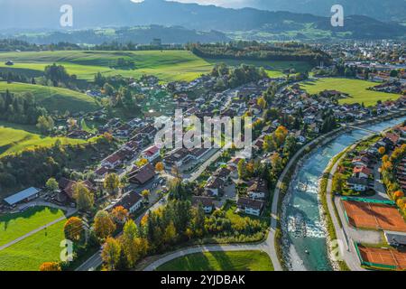 Herbstlicher Ausblick ins Ostrachtal bei Sonthofen im Oberallgäu Idyllischer Oktobernachmittag im Allgäu zwischen Sonthofen und *** herbstlicher Blick auf t Stockfoto