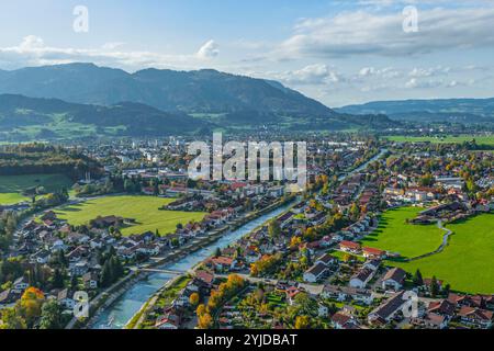 Herbstlicher Ausblick ins Ostrachtal bei Sonthofen im Oberallgäu Idyllischer Oktobernachmittag im Allgäu zwischen Sonthofen und *** herbstlicher Blick auf t Stockfoto