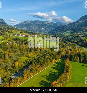 Herbstlicher Ausblick ins Ostrachtal bei Sonthofen im Oberallgäu Idyllischer Oktobernachmittag im Allgäu zwischen Sonthofen und *** herbstlicher Blick auf t Stockfoto