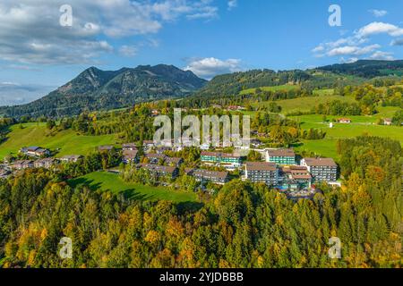 Herbstlicher Ausblick ins Ostrachtal bei Sonthofen im Oberallgäu Idyllischer Oktobernachmittag im Allgäu zwischen Sonthofen und *** herbstlicher Blick auf t Stockfoto