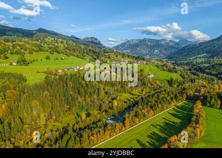 Herbstlicher Ausblick ins Ostrachtal bei Sonthofen im Oberallgäu Idyllischer Oktobernachmittag im Allgäu zwischen Sonthofen und *** herbstlicher Blick auf t Stockfoto