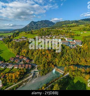 Herbstlicher Ausblick ins Ostrachtal bei Sonthofen im Oberallgäu Idyllischer Oktobernachmittag im Allgäu zwischen Sonthofen und *** herbstlicher Blick auf t Stockfoto