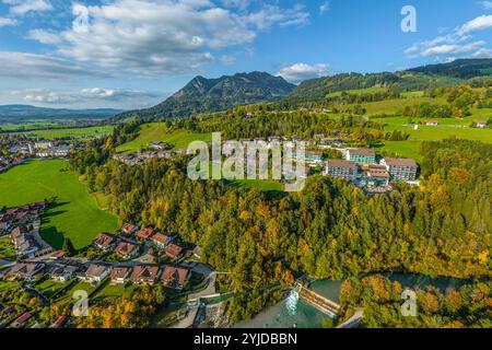 Herbstlicher Ausblick ins Ostrachtal bei Sonthofen im Oberallgäu Idyllischer Oktobernachmittag im Allgäu zwischen Sonthofen und *** herbstlicher Blick auf t Stockfoto