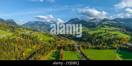 Herbstlicher Ausblick ins Ostrachtal bei Sonthofen im Oberallgäu Idyllischer Oktobernachmittag im Allgäu zwischen Sonthofen und *** herbstlicher Blick auf t Stockfoto