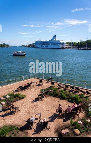 Gäste genießen am sonnigen Sommertag im Stadtzentrum von Katajanokanlaituri am 6. Juli 2024 in Helsinki, F, ein öffentliches Schwimmbad und eine traditionelle Sauna Stockfoto