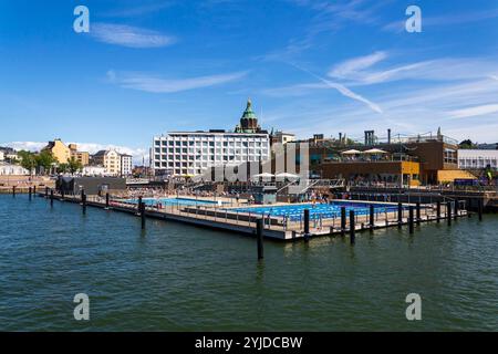 Am 8. Juli 2024 in Helsinki, F, genießen die Gäste das öffentliche Schwimmbad und die traditionelle Sauna am sonnigen Sommertag im Stadtzentrum von Katajanokanlaituri Stockfoto