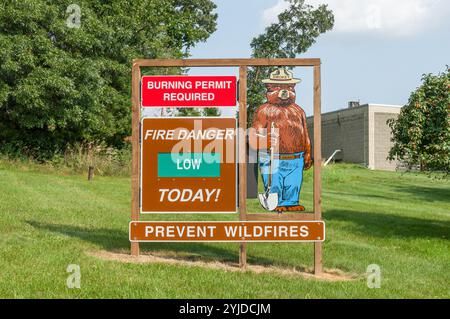 ST. JOSEPH, WI, USA, 18. AUGUST 2024: Rauchbär Fire Danger Low-Schild und Markenlogo. Stockfoto