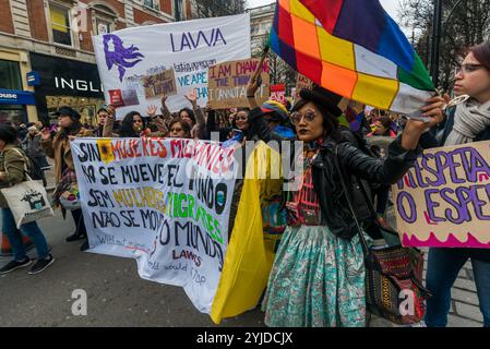 London, Großbritannien. März 2018. Lateinamerikanische Frauen marschieren durch London gegen männliche Gewalt gegen Frauen, Teil der Million Women Rise Bewegung gegen die globale Pandemie männlicher Gewalt gegen Frauen. Viele trugen feministische Plakate und es gab Gruppen verschiedener Frauenorganisationen im ganzen Land, darunter auch aus verschiedenen ethnischen Gemeinschaften. Sie marschierten entlang der Oxford Street zu einer Kundgebung am Trafalgar Square. Stockfoto