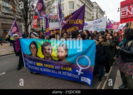 London, Großbritannien. März 2018. Kurdische Frauen marschieren hinter einem Banner durch London, das die Kämpferinnen in Syrien unterstützt, auf dem vormarsch gegen männliche Gewalt gegen Frauen, Teil der Million Women Rise Bewegung gegen die globale Pandemie männlicher Gewalt gegen Frauen. Viele trugen feministische Plakate und es gab Gruppen verschiedener Frauenorganisationen im ganzen Land, darunter auch aus verschiedenen ethnischen Gemeinschaften. Sie marschierten entlang der Oxford Street zu einer Kundgebung am Trafalgar Square. Stockfoto