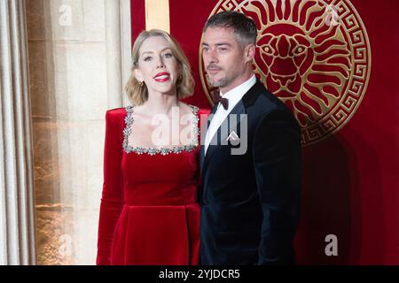 London, Großbritannien. November 2024. Im Bild: Katherine Ryan und sein Partner Bobby Kootstra nehmen an der Royal Film Performance und Global Premiere bei Gladiator II Teil Stockfoto