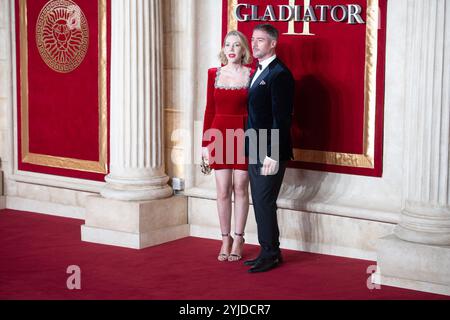 London, Großbritannien. November 2024. Im Bild: Katherine Ryan und sein Partner Bobby Kootstra nehmen an der Royal Film Performance und Global Premiere bei Gladiator II Teil Stockfoto