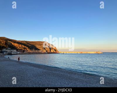 Blick auf Cabo San Antonio vom Strand La Grava im Hafengebiet von Javea an der Costa Blanca, Provinz Alicante, Spanien Stockfoto