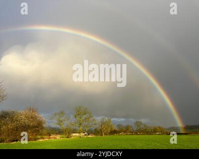 Doppel-Regenbogen über ländlicher Szene, Somerset, Großbritannien Stockfoto