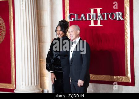 London, Großbritannien. November 2024. Im Bild: Brian Robbins, CEO von Paramount Pictures und Ehefrau Tracy James, nimmt an der „Gladiator II“ Royal Film Performance A Teil Stockfoto