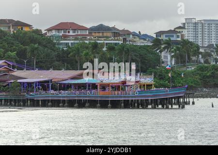 Chinesisches Restaurant am Holzpier im Wasserdorf SIM in Sandakan Malaysia Stockfoto