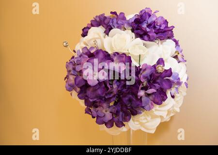 Elegante weiße und lila Blumendekoration - romantisches Blumenarrangement für Hochzeiten Stockfoto