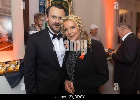 Fernseh-Moderatorin Victoria Herrmann und ihr Ehemann David Böthig während der After Show Party der 16. HOPE Gala im Schauspielhaus Dresden. *** Fernsehmoderatorin Victoria Herrmann und ihr Mann David Böthig während der After Show Party der 16 HOPE Gala im Schauspielhaus Dresden Stockfoto