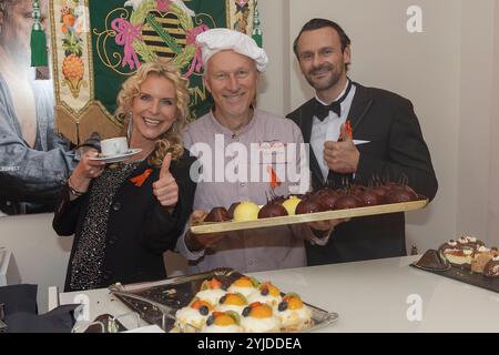 Fernseh-Moderatorin Victoria Herrmann li. Und ihr Ehemann David Böthig Re. Bwährend der After Show Party der 16. HOPE Gala im Schauspielhaus Dresden. *** Fernsehmoderatorin Victoria Herrmann links und ihr Mann David Böthig rechts während der After Show Party der 16 HOPE Gala im Schauspielhaus Dresden Stockfoto