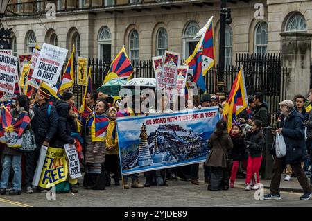 London, Großbritannien. März 2018. Menschen mit dem Banner "Wir stehen mit den Tibetern in Tibet" gegenüber der Downing Street zu einer Kundgebung vor dem jährlichen Tibet-freiheitsmarsch in London zum 59. Jahrestag des tibetischen Nationalaufstandes. Bevor der marsch verließ, gab es eine Schweigeminute für die Toten, einschließlich durch Selbstverbrennung, und ein langes tibetisches Gebet, gefolgt vom Singen der tibetischen Nationalhymne. Stockfoto