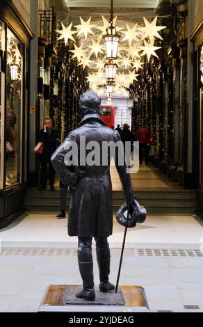 Piccadilly Arcade, Piccadilly, London, Großbritannien. November 2024. Weihnachtsdekoration auf den Arkaden auf Piccadilly. Quelle: Matthew Chattle/Alamy Live News Stockfoto