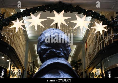 Piccadilly Arcade, Piccadilly, London, Großbritannien. November 2024. Weihnachtsdekoration auf den Arkaden auf Piccadilly. Quelle: Matthew Chattle/Alamy Live News Stockfoto