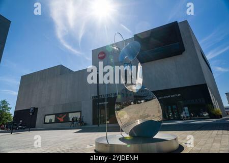 Eine Plastik aus Spiegeln die Objektivlinsen darstellen steht vor dem Museumsgebäude der Firma Ernst Leitz, Kamerahersteller der Leica Kamera, Wetzlar, Hessen, Deutschland. Firmenkomplex Leitz Wetzlar *** vor dem Museumsgebäude der Firma Ernst Leitz, Hersteller der Leica-Kamera, Wetzlar, Hessen, Deutschland Leitz Wetzlar, steht Eine Spiegelskulptur mit Objektivlinsen Stockfoto