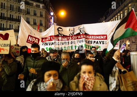 Demonstranten halten während der pro-palästinensischen Demonstration gegen die Organisation der pro-israelischen Gala "Israel ist für immer" in Paris ein Banner mit der Aufschrift "das ist die Menschheit, die sie töten". Tausende von Menschen demonstrierten in Paris gegen die Gala, die von der extremen Rechten zur Unterstützung Israels organisiert wurde: „Israel ist für immer“. Die Kundgebung wurde von linken Parteien und Gewerkschaften, linksgerichteten jüdischen Bewegungen und pro-palästinensischen Gruppen organisiert. Bezalel Smotrich, der israelische Finanzminister, bekannt für seine extremen Positionen in Gaza, der am Vorabend teilnehmen sollte Stockfoto