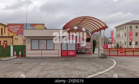 Pozarevac, Serbien - 14. März 2024: Eingangstor zum Bambi-Komplex der Lebensmittelfabrik in der Djure Djakovica Straße am Frühlingstag der Stadt. Stockfoto