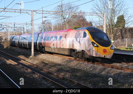 Virgin Trains der Klasse 390 Pendolino Virgin Star Nummer 390112 in festlicher Traindeer-Lackierung durch Lichfield Trent Valley Heiligabend 2014 Stockfoto