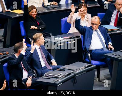 Christian Lindner und Friedrich Merz, aufgenommen im Rahmen einer Regierungsbefragung im Deutschen Bundestag in Berlin, 13.11.2024. Berlin Deutschland *** Christian Lindner und Friedrich Merz, aufgezeichnet während einer Regierungsvernehmung im Deutschen Bundestag in Berlin, 13 11 2024 Berlin Deutschland Copyright: XFelixxZahnx Stockfoto