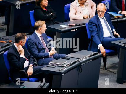 Christian Lindner und Friedrich Merz, aufgenommen im Rahmen einer Regierungsbefragung im Deutschen Bundestag in Berlin, 13.11.2024. Berlin Deutschland *** Christian Lindner und Friedrich Merz, aufgezeichnet während einer Regierungsvernehmung im Deutschen Bundestag in Berlin, 13 11 2024 Berlin Deutschland Copyright: XFelixxZahnx Stockfoto