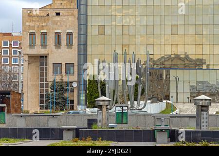 Drobeta Turnu Severin, Rumänien - 15. März 2024: Metallskulptur in Kinetic Water Fountain Landmark am Boulevard Carol Cloudy Spring Day. Stockfoto