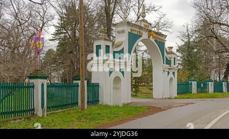 Pozarevac, Serbien - 14. März 2024: Eingangstor zum Pferdestall Ljubicevo Historisches Wahrzeichen von 1853 am Frühlingstag. Stockfoto