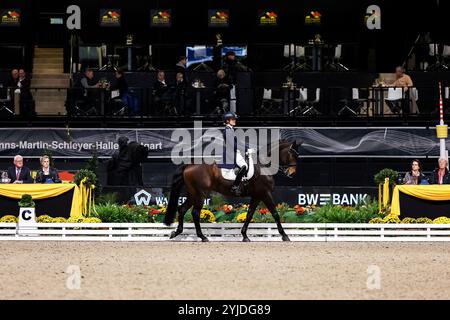 Stuttgart, Deutschland. November 2024. Siegerin Carina Harnisch auf FBW Francis Nat. Dressurpruefung Kl. S Aufgabe: Intermediaire I - Kuer Finalpruefung GER, Stuttgart German Masters 2024, 38. internationales Reitturnier, 14.11.2024 Foto: Eibner-Pressefoto/Roger Buerke Credit: dpa/Alamy Live News Stockfoto