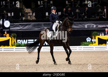 Stuttgart, Deutschland. November 2024. Siegerin Carina Harnisch auf FBW Francis Nat. Dressurpruefung Kl. S Aufgabe: Intermediaire I - Kuer Finalpruefung GER, Stuttgart German Masters 2024, 38. internationales Reitturnier, 14.11.2024 Foto: Eibner-Pressefoto/Roger Buerke Credit: dpa/Alamy Live News Stockfoto