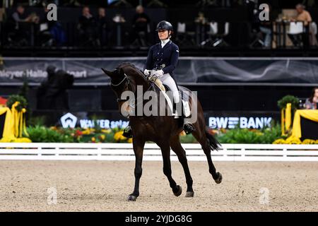 Stuttgart, Deutschland. November 2024. Siegerin Carina Harnisch auf FBW Francis Nat. Dressurpruefung Kl. S Aufgabe: Intermediaire I - Kuer Finalpruefung GER, Stuttgart German Masters 2024, 38. internationales Reitturnier, 14.11.2024 Foto: Eibner-Pressefoto/Roger Buerke Credit: dpa/Alamy Live News Stockfoto