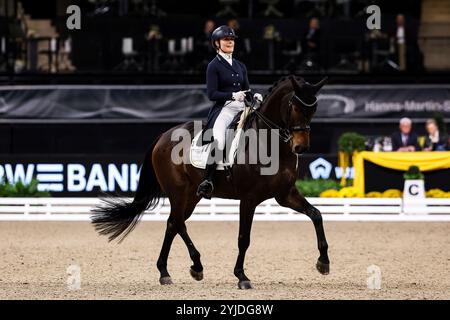 Stuttgart, Deutschland. November 2024. Siegerin Carina Harnisch auf FBW Francis Nat. Dressurpruefung Kl. S Aufgabe: Intermediaire I - Kuer Finalpruefung GER, Stuttgart German Masters 2024, 38. internationales Reitturnier, 14.11.2024 Foto: Eibner-Pressefoto/Roger Buerke Credit: dpa/Alamy Live News Stockfoto