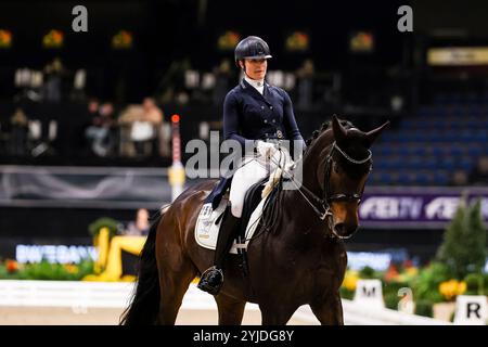 Stuttgart, Deutschland. November 2024. Siegerin Carina Harnisch auf FBW Francis Nat. Dressurpruefung Kl. S Aufgabe: Intermediaire I - Kuer Finalpruefung GER, Stuttgart German Masters 2024, 38. internationales Reitturnier, 14.11.2024 Foto: Eibner-Pressefoto/Roger Buerke Credit: dpa/Alamy Live News Stockfoto