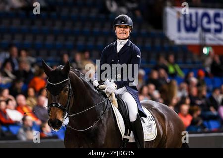 Stuttgart, Deutschland. November 2024. Siegerin Carina Harnisch auf FBW Francis Nat. Dressurpruefung Kl. S Aufgabe: Intermediaire I - Kuer Finalpruefung GER, Stuttgart German Masters 2024, 38. internationales Reitturnier, 14.11.2024 Foto: Eibner-Pressefoto/Roger Buerke Credit: dpa/Alamy Live News Stockfoto