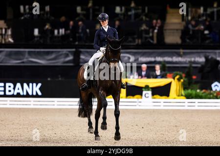 Stuttgart, Deutschland. November 2024. Siegerin Carina Harnisch auf FBW Francis Nat. Dressurpruefung Kl. S Aufgabe: Intermediaire I - Kuer Finalpruefung GER, Stuttgart German Masters 2024, 38. internationales Reitturnier, 14.11.2024 Foto: Eibner-Pressefoto/Roger Buerke Credit: dpa/Alamy Live News Stockfoto