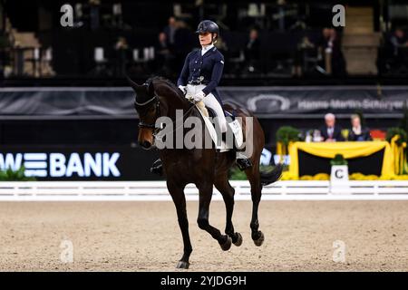 Stuttgart, Deutschland. November 2024. Siegerin Carina Harnisch auf FBW Francis Nat. Dressurpruefung Kl. S Aufgabe: Intermediaire I - Kuer Finalpruefung GER, Stuttgart German Masters 2024, 38. internationales Reitturnier, 14.11.2024 Foto: Eibner-Pressefoto/Roger Buerke Credit: dpa/Alamy Live News Stockfoto