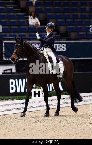 Stuttgart, Deutschland. November 2024. Siegerin Carina Harnisch auf FBW Francis Nat. Dressurpruefung Kl. S Aufgabe: Intermediaire I - Kuer Finalpruefung GER, Stuttgart German Masters 2024, 38. internationales Reitturnier, 14.11.2024 Foto: Eibner-Pressefoto/Roger Buerke Credit: dpa/Alamy Live News Stockfoto