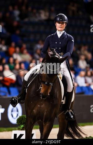 Stuttgart, Deutschland. November 2024. Siegerin Carina Harnisch auf FBW Francis Nat. Dressurpruefung Kl. S Aufgabe: Intermediaire I - Kuer Finalpruefung GER, Stuttgart German Masters 2024, 38. internationales Reitturnier, 14.11.2024 Foto: Eibner-Pressefoto/Roger Buerke Credit: dpa/Alamy Live News Stockfoto