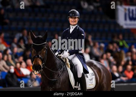 Stuttgart, Deutschland. November 2024. Siegerin Carina Harnisch auf FBW Francis Nat. Dressurpruefung Kl. S Aufgabe: Intermediaire I - Kuer Finalpruefung GER, Stuttgart German Masters 2024, 38. internationales Reitturnier, 14.11.2024 Foto: Eibner-Pressefoto/Roger Buerke Credit: dpa/Alamy Live News Stockfoto