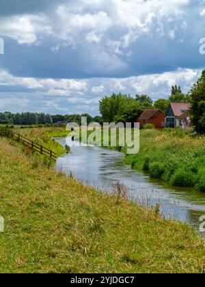 Der River Parrett nahe Burrowbridge liegt im Sommer auf dem Somerset auf der Ebene einer Küstenebene und eines Feuchtgebiets im Südwesten Englands. Stockfoto