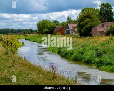 Der River Parrett nahe Burrowbridge liegt im Sommer auf dem Somerset auf der Ebene einer Küstenebene und eines Feuchtgebiets im Südwesten Englands. Stockfoto