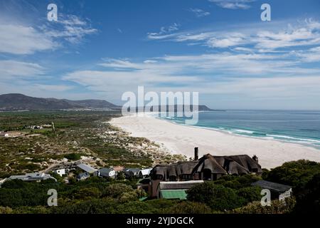 Langer Strand in Noordhoek im Westkap, Südafrika, vom Chapmans Peak Drive. Stockfoto