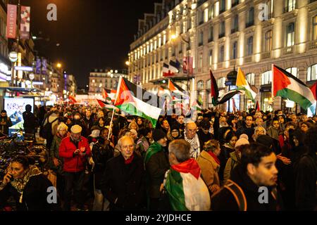 Riesige Menschenmenge, die sich während der pro-palästinensischen Demonstration gegen die Organisation der pro-israelischen Gala "Israel ist für immer" in Paris auf den Straßen von Paris versammelte. Tausende von Menschen demonstrierten in Paris gegen die Gala, die von der extremen Rechten zur Unterstützung Israels organisiert wurde: „Israel ist für immer“. Die Kundgebung wurde von linken Parteien und Gewerkschaften, linksgerichteten jüdischen Bewegungen und pro-palästinensischen Gruppen organisiert. Bezalel Smotrich, der israelische Finanzminister, bekannt für seine extremen Positionen im Gazastreifen, der an der Veranstaltung teilnehmen sollte, hat am Ende Hi abgesagt Stockfoto